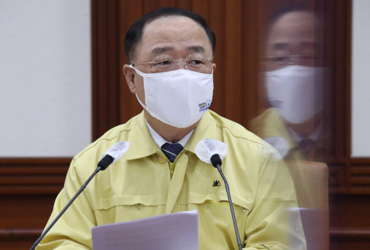 홍남기 경제부총리 겸 기획재정부 장관이 24일 정부서울청사에서 열린 제39차 비상경제 중앙대책본부 회의를 주재하고 있다. 연합뉴스